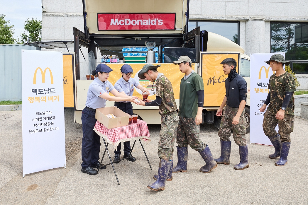 가평 지역 수해 복구에 참여한 군 장병들이 맥카페 음료트럭 앞에서 버거와 음료를 수령하고 있다. 2025.8.1./사진=한국맥도날드