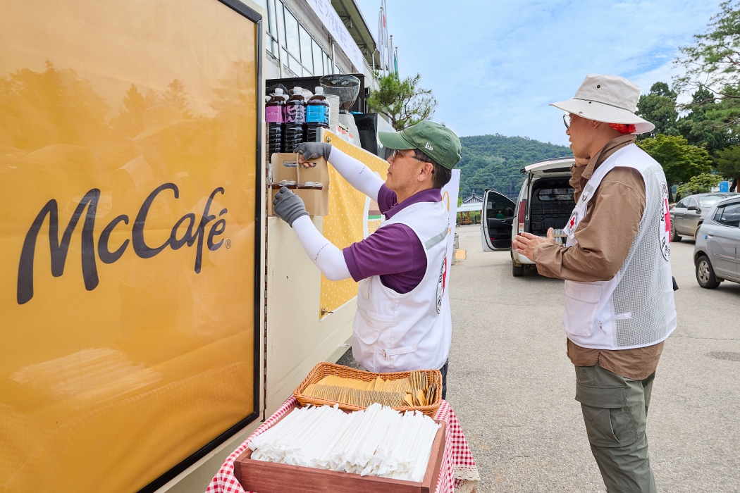 2025년 7월 31일 가평 지역 수해 복구에 참여한 자원봉사자들이 맥카페 음료트럭에서 음료를 수령하고 있다. 2025.8.1./사진=한국맥도날드