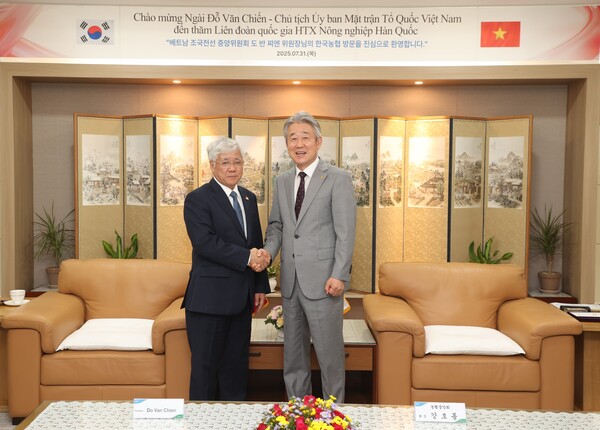 농협중앙회 강호동 회장(오른쪽)이 2025년 7월 31일 서울시 중구 농협중앙회 본관에서 베트남 도 반 찌엔 조국전선중앙위원회 위원장(왼쪽)과 만나 양국 농업분야 상호발전 방향에 대해 논의한 후 기념 촬영을 하고 있다./농협중앙회ㅏ