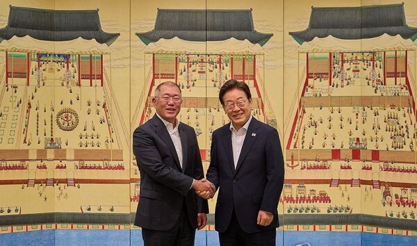  이재명 대통령이 2025년 7월 14일서울 한남동 관저에서 정의선 현대차그룹 회장과 만찬 간담회를 갖고 악수하고 있다. /대통령실