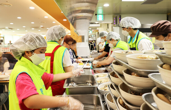 하나금융그룹은 2025년 8월 2일 서울 은평구에 위치한 서울시립은평노인종합복지관에서 어르신들의 건강한 여름나기를 지원하는 '혹서기 보양식 나눔' 봉사활동을 실시했다. 이날 봉사활동에 참여한 하나금융그룹 임직원과 임직원 가족들이 어르신들을 위한 보양식 나눔 봉사활동을 진행하고 있다./하나금융그룹
