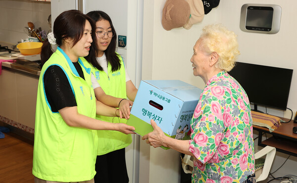 [사진설명③]하나금융그룹은 2025년 8월 2일 서울 은평구에 위치한 서울시립은평노인종합복지관에서 어르신들의 건강한 여름나기를 지원하는 '혹서기 보양식 나눔' 봉사활동을 실시했다. 이날 봉사활동에 참여한 하나금융그룹 임직원과 임직원 가족들이 복지관을 방문하지 못한 어르신들을 위해 행복상자를 만들어 직접 전달하고 있다./하나금융