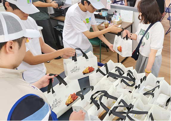 2025년 7월 26일 대학RCY 봉사회 소속 '촌스러버'들이 울산에서 발달장애 청소년 대상 음악 레슨·공연을 진행한 ‘뮤직팔레트’ 음악단을 응원하며 치킨 나눔 활동을 펼치고 있다. 2025.8.4./사진=교촌에프앤비㈜