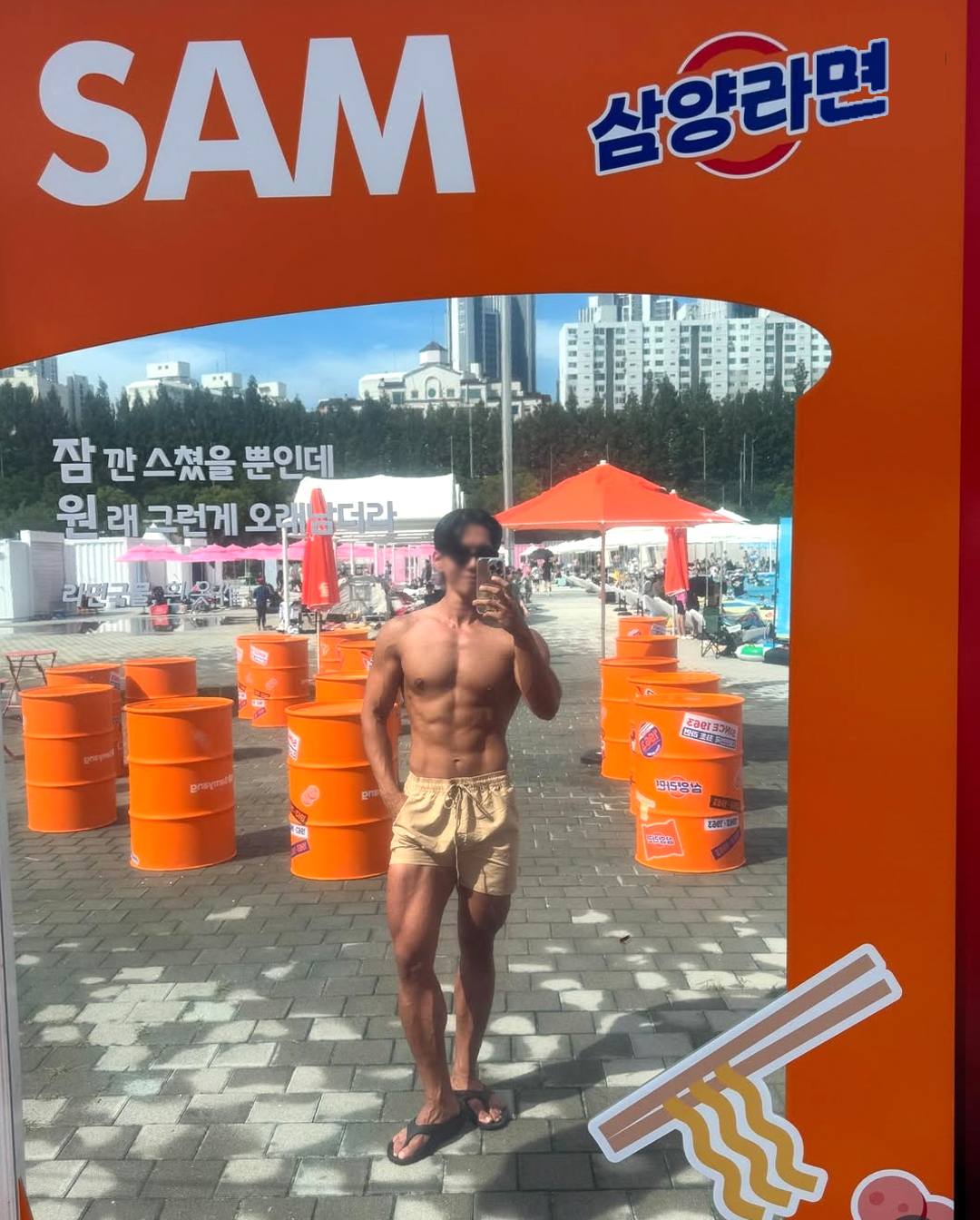 서울 한강공원 수영장을 방문한 시민이 삼양식품 포토존에서 포즈를 취하고 있다. 2025.8.4./출처=인스타그램 @__banchu, 제공=삼양라운드스퀘어