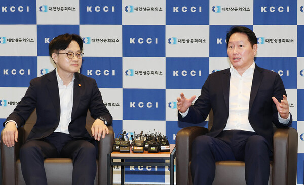 2025년 8월 4일 서울 중구 대한상의에서 최태원 대한상의 회장(오른쪽)과 김정관 산업통상자원부 장관이 면담을 갖고 있다./사진=대한상의