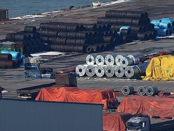 경기도 평택항에 적재된 철강 제품들./사진=연합뉴스