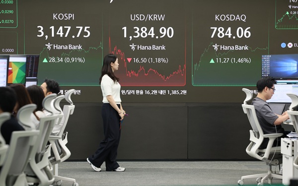 2025년 8월 4일 서울 중구 하나은행 딜링룸 현황판에 원/달러 환율 등이 표시돼있다./사진=연합뉴스