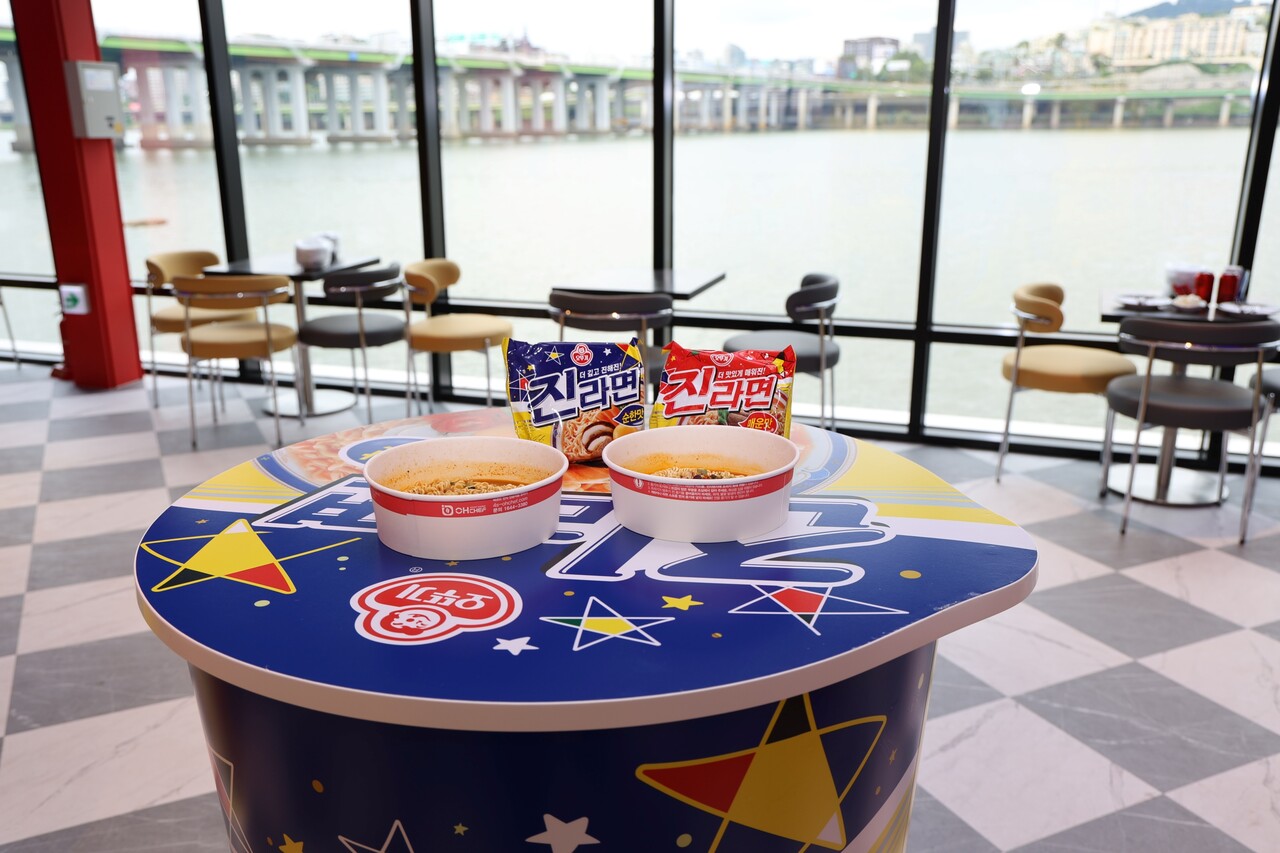 한강버스 압구정 선착장 내 ‘해피냠냠 라면가게’에서 조리된 진라면. 2025.8.5./사진=㈜오뚜기