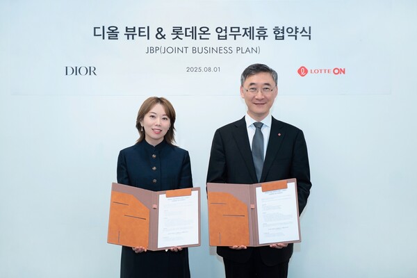 롯데쇼핑 e커머스사업부 박익진 대표(오른쪽)와 크리스챤 디올 뷰티 코리아 김백남 지사장이 2025년 8월 1일 서울 광화문 디올 뷰티 코리아 본사에서 전략적 비즈니스 파트너십 체결 후 기념사진을 찍고 있다. / 사진=롯데온