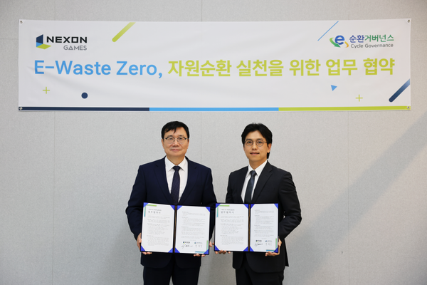 넥슨게임즈는 국내 게임사 중 최초로 환경부 인가 비영리 공익법인인 E-순환거버넌스와 폐전기·전자제품 자원순환 협약을 체결했다고 2025년 8월 5일 밝혔다. (왼쪽) 정덕기 E-순환거버넌스 이사장, 이영호 넥슨게임즈 ESG TF 실장. /사진=넥슨게임즈
