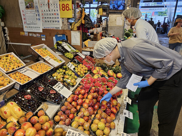 세스코직원이 2025년 8월 6일 농협대전공판장에서 농산물 원산지 표시·식품위생 관련법 준수 여부를 점검하고 있다. /농협중앙회