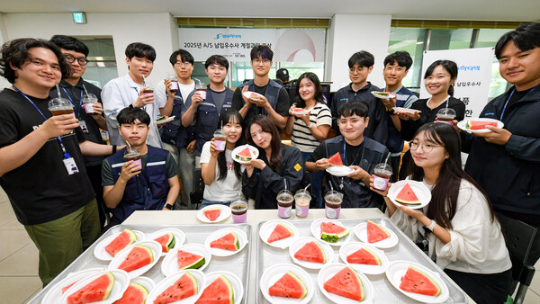 경남 양산시에 위치한 성우하이텍 양산공장에서 현대모비스와 성우하이텍 임직원들이 기념촬영을 하고 있다./사진=현대모비스