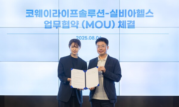 2025년 8월 6일 서울 구로구 지타워 코웨이라이프솔루션 본사에서 열린 협약식에서 김명곤 코웨이라이프솔루션 대표이사(오른쪽)와 고명진 실비아헬스 대표이사가 기념 촬영을 하고 있다. /코웨이