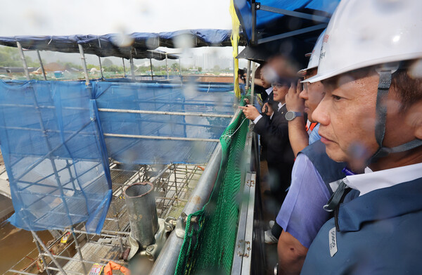 2025년 8월 6일 송치영 포스코이앤씨 사장이 작업자가 중상을 입고 의식불명에 빠진 사고가 발생한 경기도 광명시 포스코이앤씨 고속도로 건설공사 현장에서 더불어민주당 을지로위원회 위원들과 사고 현장을 살펴보고 있다. /연합