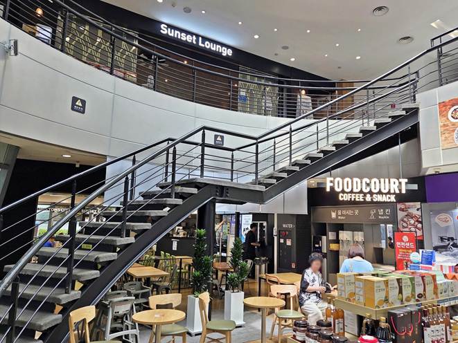 영종대교휴게소 푸드코트, 선셋 테라스 전경.