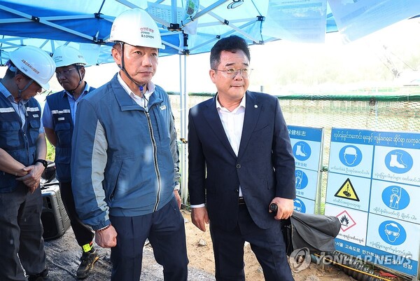 2025년 8월 6일 송치영 포스코이앤씨 사장(사진 앞줄 왼쪽)이 작업자가 중상을 입고 의식불명에 빠진 사고가 발생한 경기도 광명시 포스코이앤씨 고속도로 건설공사 현장에서 더불어민주당 을지로위원회 민병덕 위원장과 사고 현장을 살펴보고 있다. 지난 4일 미얀마 국적의 30대 남성 근로자 A씨가 지하에 설치된 양수기 펌프가 고장을 일으키자 점검하기 위해 아래로 내려갔다가 감전 사고를 당해 심정지 상태로 병원에 이송됐다. /연합