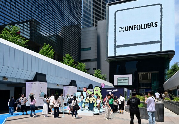 서울 코엑스 'The Galaxy UNFOLDERS' 체험존 방문객들이 ‘갤럭시 Z 폴드7∙Z 플립7'으로 아티스트 '장 줄리앙'의 캐릭터와 함께 인증샷을 촬영하고 있다./2025.8.10 삼성전자