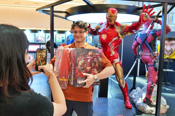 서울시 송파구 신천동 롯데월드몰점 1층 아트리움 광장에서 진행 중인 '마블리부트' 팝업스토어에서 고객이 상품을 들고 있다./2025.8.10 롯데쇼핑