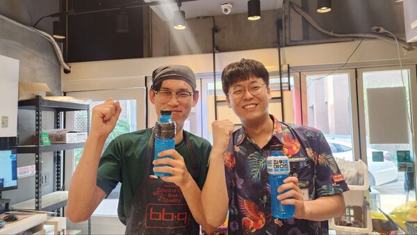 BBQ는 2025년 8월 9일 말복을 맞아 패밀리들에게 찾아가 수박과 음료수 등을 전달했다./사진=제너시스BBQ 그룹