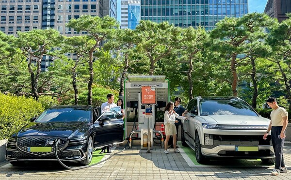 SK이노베이션 계열 직원들이 서울 종로구 SK서린빌딩에서 충전 중인 현대자동차 대표 전기차 모델 아이오닉9과 eG80(전기화 모델)을 체험하고 있다./사진=SK이노베이션