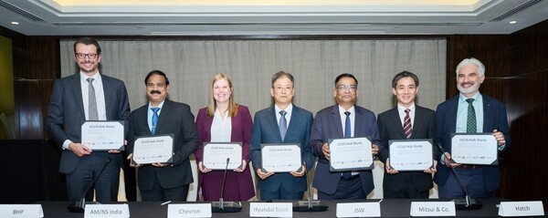 2025년 8월 7일 싱가포르에서 (왼쪽부터) BHP 그룹 영업·마케팅 담당 미카엘 호버스(Michiel Hovers), AM/NS 인디아 지속가능경영 총괄 아르빈드 보단커르(Arvind Bodhankar), 쉐브론 사업개발 담당 앨리스 플레셔(Alice Flesher) 부사장, 현대제철 공정연구센터장 김용희 상무, JSW스틸 지속가능경영 담당 프라보다 아차르야(Prabodha Archarya), 미쓰이상사 탄소중립사업 총괄 켄 야스하라(Ken Yasuhara), Hatch 기후변화 부문 총괄 얀 곽(Jan Kwak)이 ‘CCUS 허브스터디’를 본격화하기 위한 공동 연구 협약(JSA)을 체결하고 기념촬영을 하고 있다./사진=현대제철