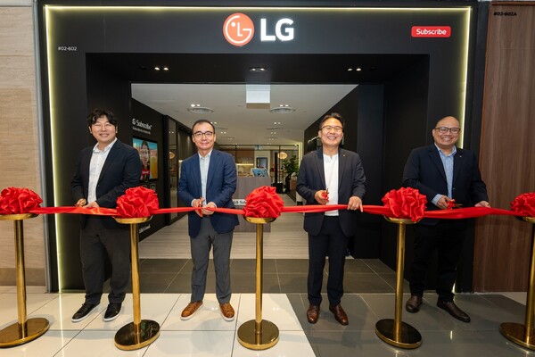 LG전자 관계자들이 싱가포르 구독 전용 브랜드샵 오픈을 기념하고 있다. / 사진=LG전자