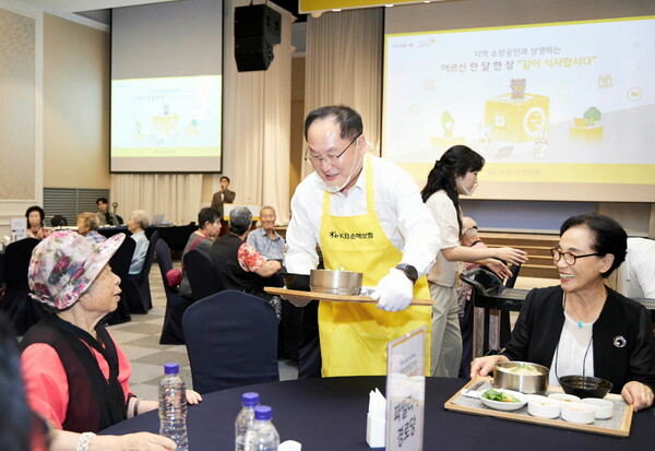 KB손해보험은 11일, 경기도 의정부시에 위치한 아일랜드캐슬에서 어르신들이 함께 식사를 하며 정서적 교류를 나누는 행사를 개최했다. 행사에 참여한 오병주 KB손해보험 경영관리부문장이 배식 봉사를 하고 있다./사진=KB손해보험