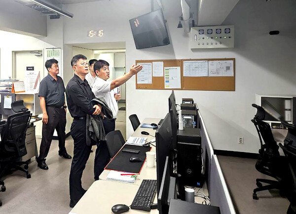 이호정 SK네트웍스 대표이사가 워커힐 호텔앤리조트를 찾아 시설 및 안전 현황을 직접 점검하고 있다. /2025.8.12.SK네트웍스