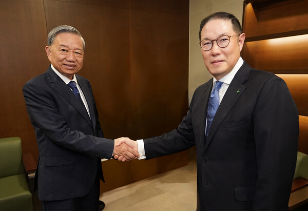 2025년 8월 11일 연세대학교에서 HS효성 조현상 부회장(오른쪽)과 또 럼 베트남 공산당 중앙집행위원회 서기장이 명예박사 수여식에 참석해 기념촬영을 하고 있다./사진=HS효성