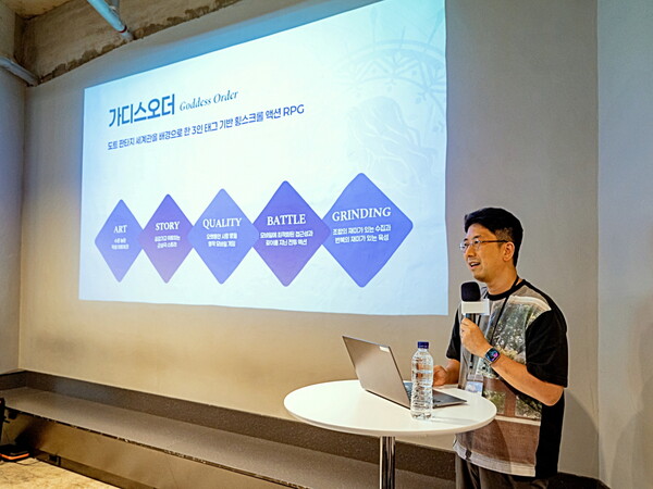배정현 픽셀트라이브 대표가 2025년 8월 9일 서울 마포구 카페 345에서 열린 '이용자 초청 사전체험단 '행사'에서 게임소개 발표를 진행하고 있다. /사진=카카오게임즈