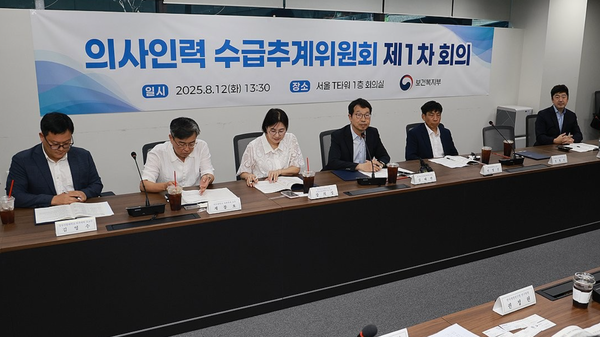 의사인력 수급추계위원회 위원장으로 선출된 김태현 한국보건경제정책학회 회장(왼쪽 네번째)이 12일 서울 중구 T타워에서 열린 수급추계위원회 첫 회의에 참석해 있다. /연합