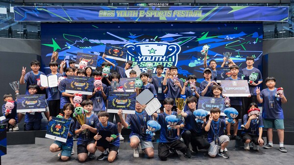 2025년 8월 12일 대전 이스포츠경기장에서 열린 '유스 이스포츠 페스티벌 2025'에 참가한 학생들이 단체 사진을 촬영하고 있다. /사진=스마일게이트 희망스튜디오