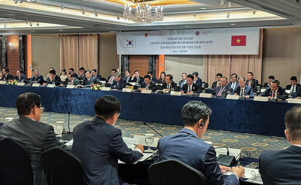 2025년 8월 12일 서울 롯데호텔에서 열린 ‘한-베트남 비즈니스 포럼’에서 양국 관계자들이 논의하고 있다./사진=HS효성