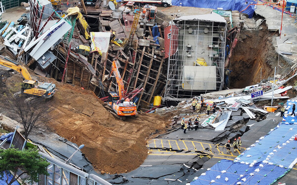 2025년 4월 14일 붕괴 사고가 발생한 경기도 광명시 신안산선 지하터널 포스코이앤씨 공사 현장에서 구조대원들이 이동하고 있다. /연합