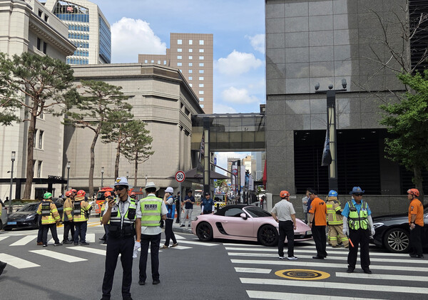 5일 서울 중구 명동 신세계백화점 본점에 폭발물을 설치했다는 협박 글이 인터넷 커뮤니티에 올라와 신고를 받고 경찰과 소방대원들이 출동해 있다. 2025.8.5./연합