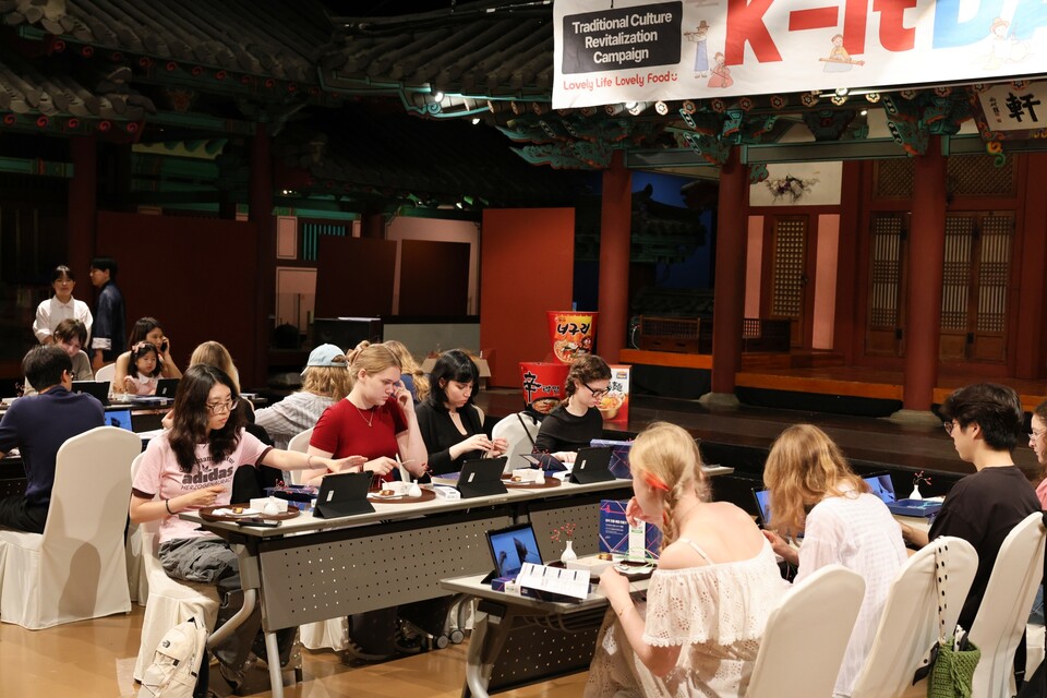 2025년 8월 13일 서울 잠실 국가유산체험센터에서 열린 '케잇데이'에 참석한 유학생들이 한국 무형유산을 직접 체험하고 있다. 2025.8.14./사진=농심