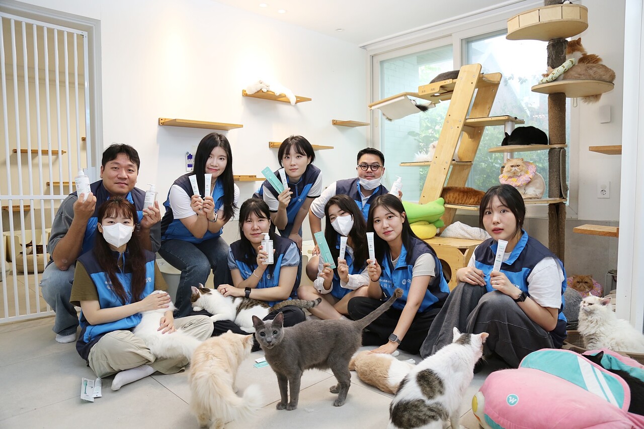 2025년 8월 13일 애경산업 직원들이 유기 고양이 보호소인 ‘나비야사랑해’에서 봉사활동을 진행하고 기념사진을 촬영하고 있다. 2025.8.14./사진=애경산업