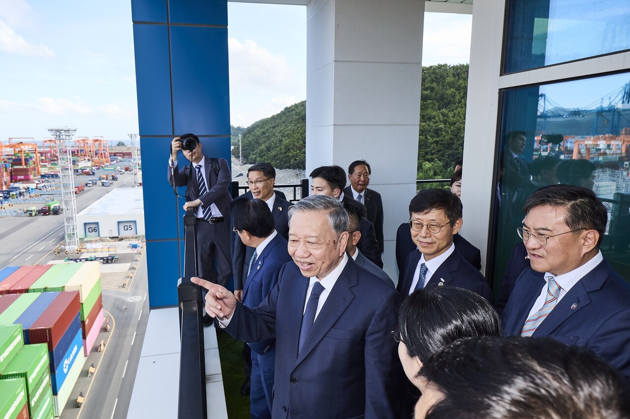 2025년 8월 13일 또 럼(To Lam) 베트남 당서기장(손 든 사람), 김남정 동원그룹 회장(오른쪽 하늘색 바탕에 붉은색 선이 들어간 넥타이)이 관계자들과 함께 동원글로벌터미널부산 현장을 둘러보고 있다. 2025.8.14./사진=동원그룹