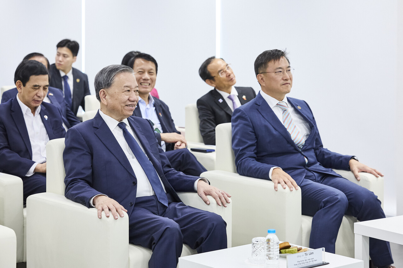 2025년 8월 13일 또 럼(To Lam) 베트남 당서기장(왼쪽에서 두번째)과 김남정 동원그룹 회장(가장 오른쪽)이 동원글로벌터미널부산 현장을 방문했다. 2025.8.14./사진=동원그룹