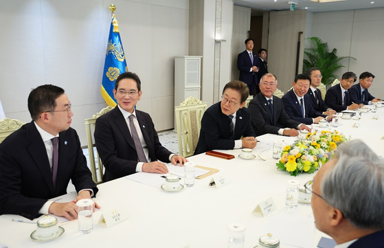 2025년6월13일 서울 용산 대통령에서 열린 5대그룹 및 6경제단체 간담회에서 (왼쪽부터) 구광모 LG그룹 회장, 이재용 삼성전자 회장, 이재명 대통령, 정의선 현대차그룹 회장, 신동빈 롯데그룹 회장 등이 토론하고 있다./사진=대통령실통신사진기자단