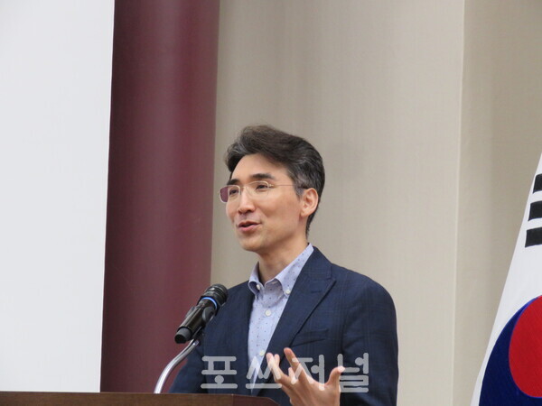 강형구 한양대 경영대학 파이낸스경영학과 교수가 2025년 8월 18일 오후 서울 여의도 국회의원회관 제1소회의실에서 열린 '출격임박! 원화 스테이블코인 디지털 원화 시대 개막' 토론회에서 '스테이블코인과 한국은행의 역할'을 주제로 발표하고 있다. /사진=강민혁 기자