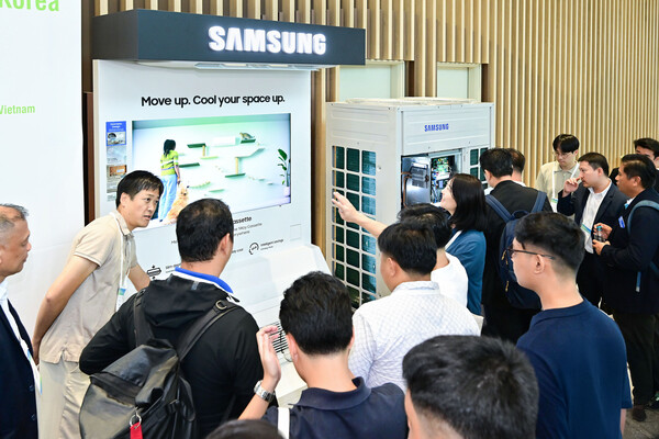 삼성전자가 2025년 15~16일 수원컨벤션센터에서 열린 아시아 공조 콘퍼런스(ASHRAE Region XIII Chapters Regional Conference 2025)에서 가정용 '1Way 카세트 시스템에어컨'과 고효율 시스템에어컨 'DVM' 제품 등을 전시했다. /삼성전자
