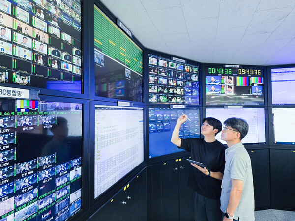 LG유플러스의 방송중계 및 IPTV 서비스가 재난·재해 상황에서의 안정적인 운영 역량을 국제적으로 인정받았다. LG유플러스 임직원이 IPTV 서비스 상황을 점검하고 있다./2025.8.17. LG유플러스