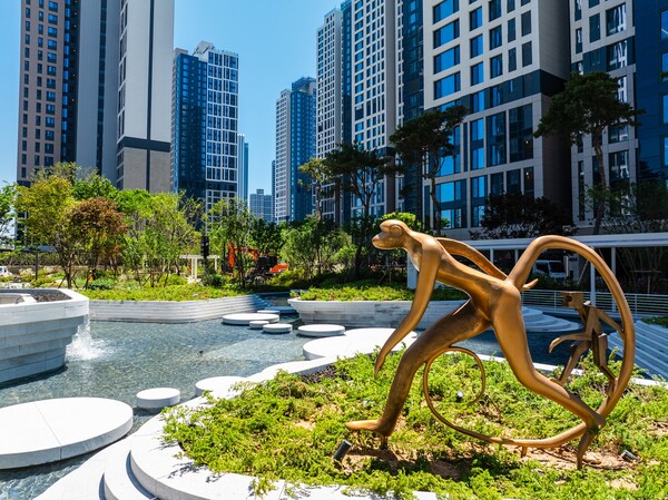 2025년 8월 14일 서울대학교 오디토리움에서 열린 S.H.A.A(SNU ICA Hyundai E&C Art Awards) 공공미술 공모전 시상식에서 대상을 차지한 정은형 작가 '돌봄에 대하여'의 모습이다. /현대건설