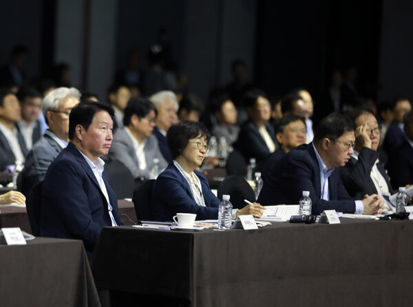 SK그룹은 2025년 8월 18일 서울 광진구 워커힐 호텔에서 '이천포럼 2025'을 개최했다. 사진은 (왼쪽부터) 최태원 SK 회장, 김선희 SK㈜ 이사회 의장, 최재원 SK 수석부회장, 김용학 SK텔레콤 이사회 의장./사진=SK