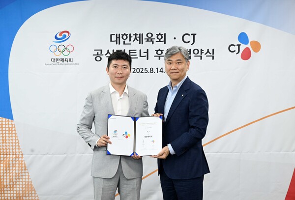 유승민 대한체육회장(왼쪽)과 김홍기 CJ 대표가 2025년 8월 14일  올림픽회관 13층 대한체육회 대회의실에서 공식파트너 후원계약 체결 후 기념사진을 찍고 있다. / 사진=CJ그룹