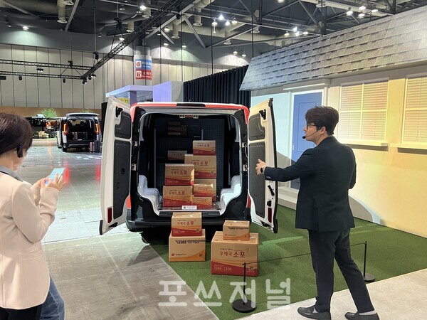2025년 8월 19일 일산 킨텍스 제2전시장에 기아 PV5가 전시돼 있다. 사진은 우정사업본부와 협력에 따라 물류 현장에서 활용되는 PV5의 모습./사진=김지훈 기자