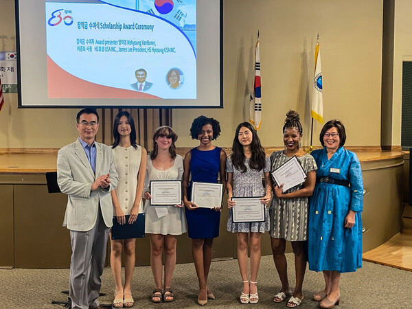 2025년 8월 16일(현지 시각) 이종복 HS효성USA 법인장(왼쪽)이 美 앨라배마 지역 우수학생들에 장학금을 전달하고 기념촬영을 하고 있다./사진=HS효성