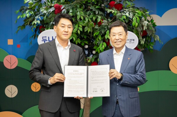 두나무가 운영하는 가상자산거래소 업비트와 사랑의열매가 2025년 8월 19일 디지털 자산 기부문화 활성화를 위한 업무협약(MOU)을 체결했다. (왼쪽부터) 오경석 두나무 대표, 김병준 사랑의열매 회장. /사진=두나무