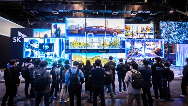 CES 2025 SK그룹 전시관 입구 정면에 설치된 ‘혁신의 문’./사진=SKT